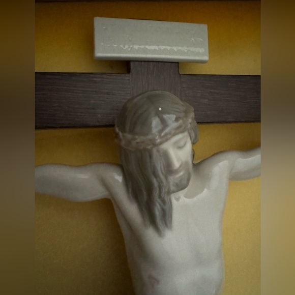 Lladro Our Savior Crucifix Figurine Tabletop - Picture 4 of 16